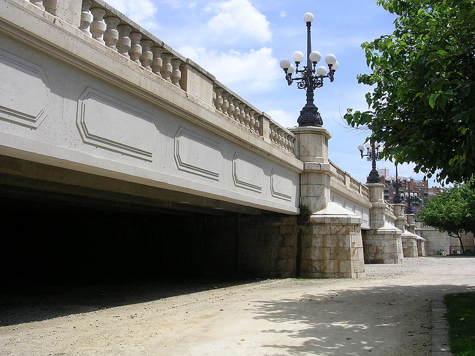 Puente del Ángel custodio, visto desde el rio de valencia.