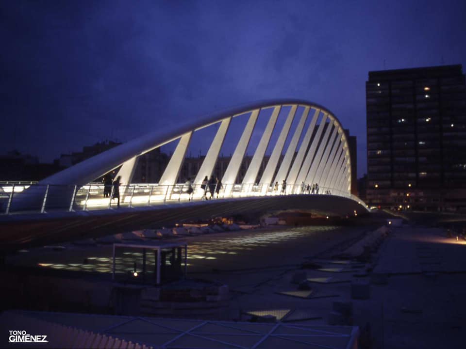 vistas de puente de la peineta de noche. Puente diseñado por el arquitecto calatrava.